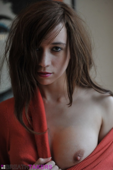 Подборка горячих женщин, обнажающих трусики под юбкой, а также свои сиськи 9