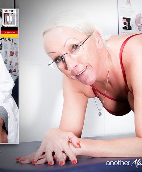 Старая блондинка доктор Аня мастурбирует вибратором в своей медицинской клинике 11