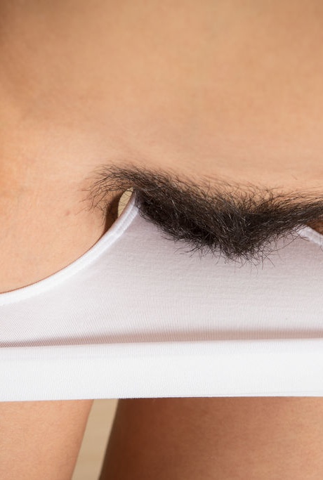 Длинноногая 18-летняя Резза играет со своей волосатой муфтой после раздевания 8