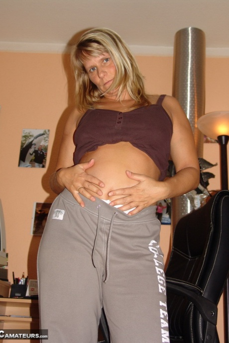 Пухленькая блондинка раздевается перед мастурбацией от первого лица и скачет верхом на необрезанном члене 1