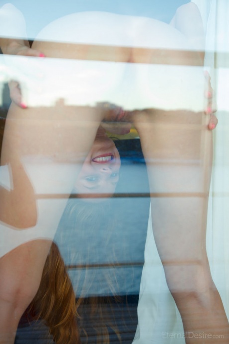 Красивая молоденькая Софи Шейн позирует обнаженной на столе за горячим напитком 4