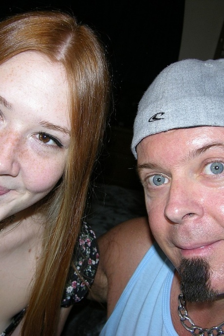 Натуральная рыжеволосая модель Harper R дергает за член во время своего первого обнаженного шоу 2