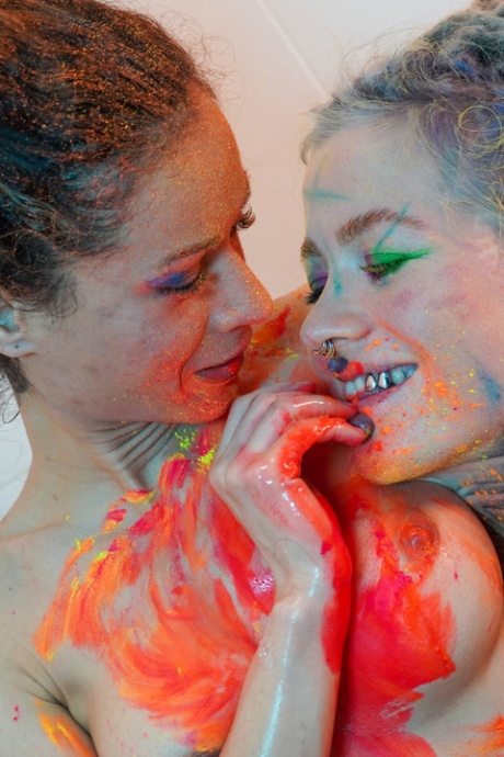 Альтернативные девушки Анускацц и Стейси Блум сжимают киски кулаками во время лесбийского секса в ванне 3