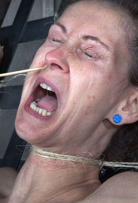 Зрелая шлюха Пейнтбой Эмма в конце концов издает леденящий кровь крик 9