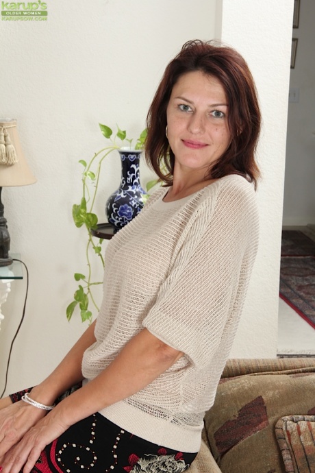 Милфа Ава Остин охотно показывает свои натуральные большие сиськи и волосатую киску 1