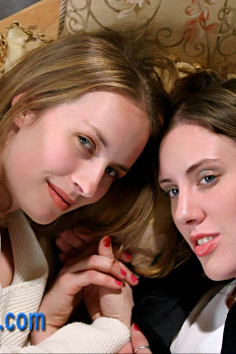 Молодые лесбиянки Холли и Лейла раздеваются во время секса 3