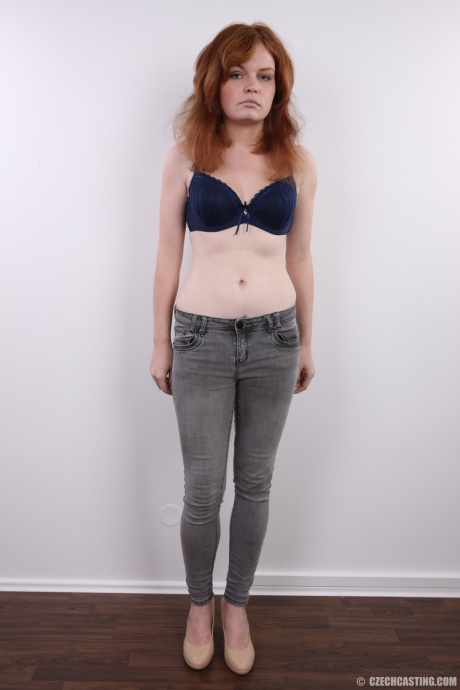 Разорившаяся рыжая прибегает к тому, чтобы раздеться, чтобы заплатить за квартиру 3