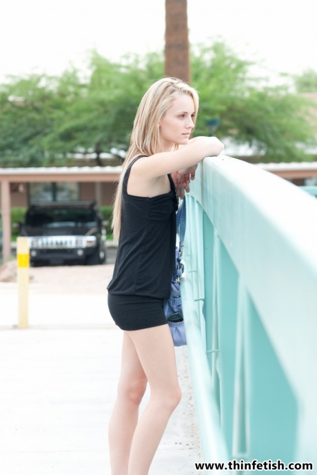 Худенькая блондинка демонстрирует свою киску на публике без трусиков 15