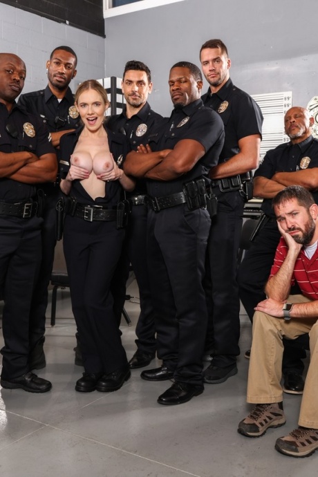 Женщину-полицейского Ребел Райдер трахают коллеги на глазах у ее рогоносца 3