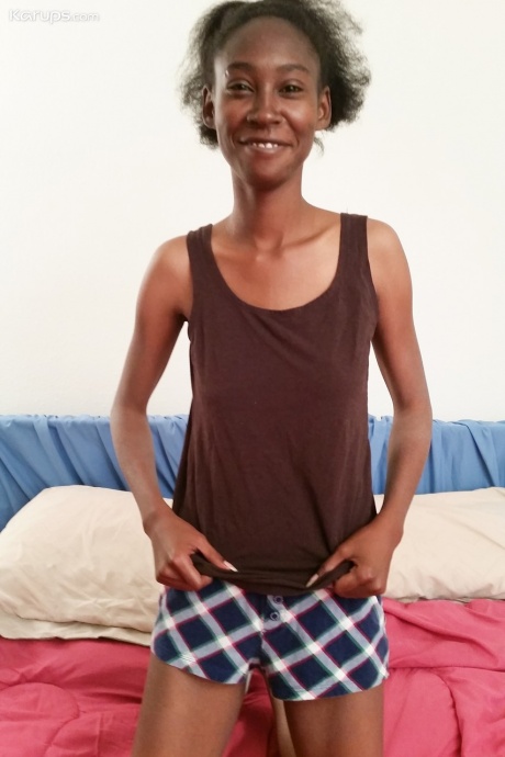 Худенькая чернокожая цыпочка Чийоки ласкает свой кустик во время премьеры обнаженной модели 5