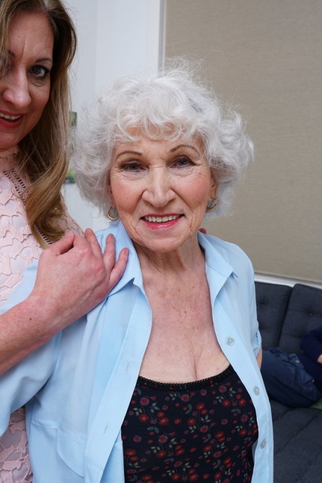 Пожилые дамы соблазняют молодого джентльмена заняться сексом втроем 1