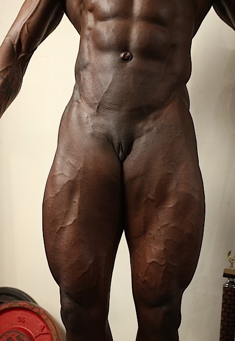 Чернокожая культуристка демонстрирует свое полностью накачанное тело во время тренировки в обнаженном виде 3