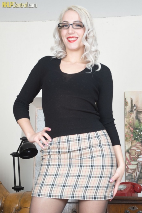 Секретарша платиновой блондинки Лиз Рэйнбоу теребит пальцами свою гладкую киску в разорванном чулке 1