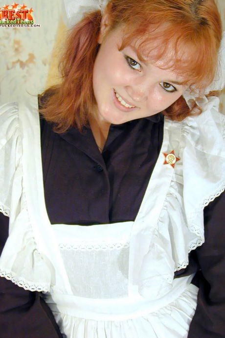 Рыжеволосая школьница трахается с парнем постарше, который застает ее за мастурбацией 2