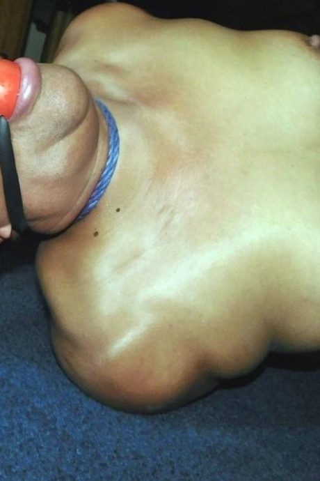 Полная негритянка Трикси борется с кляпом во рту, пока ее связывают 12