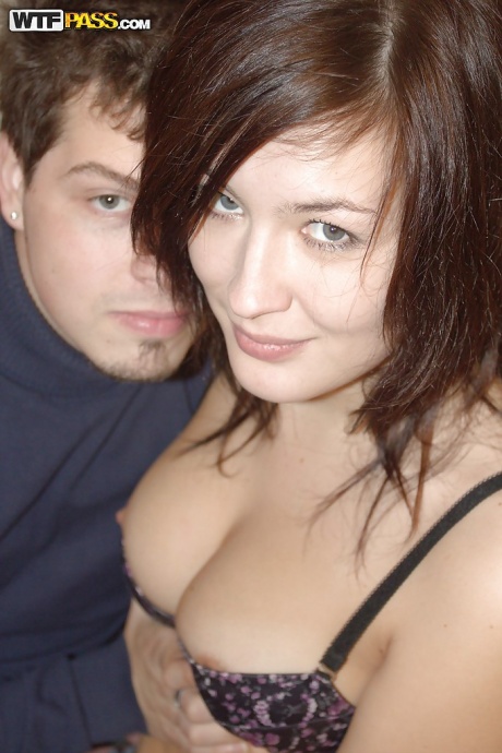 Порнозвезда брюнетка принимает участие в потрясающей любительской домашней сцене 6