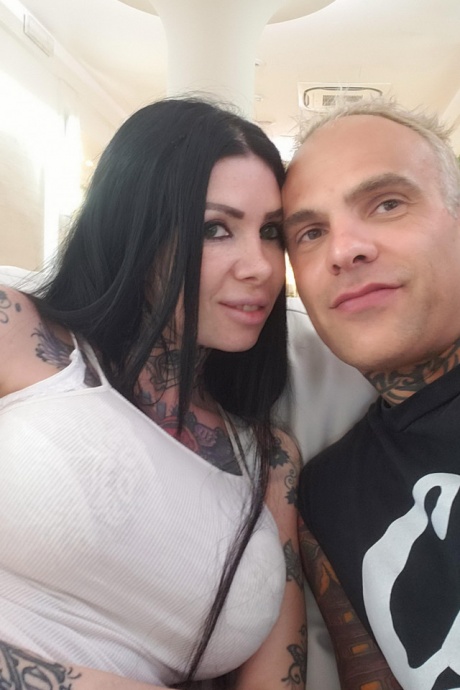 Цыпочка с татуировками Меган Инки кончает в кремовую пирог после секса крупным планом с накрашенным мужчиной 1