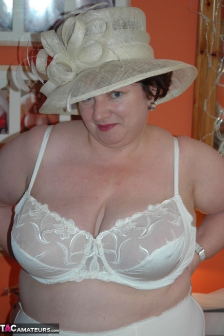 Британская толстушки Крис 44g надевает большую шляпу в нижнем белье и нейлоновых чулках 14