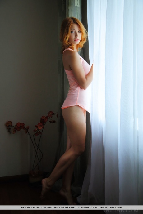 Рыжеволосая гламурная красотка обнажает большие натуральные подростковые сиськи и задницу 1