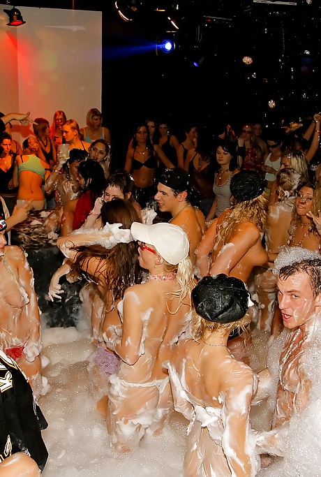 Изголодавшиеся по члену европейские красотки делают минет на дикой секс-вечеринке 3