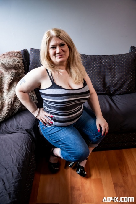 Тучная блондинка гейша Соня занимается сексом со своим другом-мужчиной на диване 1