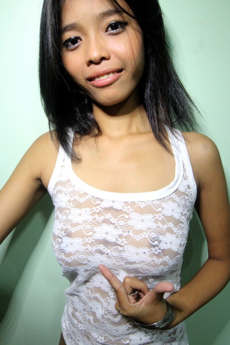 Азиатская любительница осталась с кремовым пирог в киске после траха с секс-туристкой 1