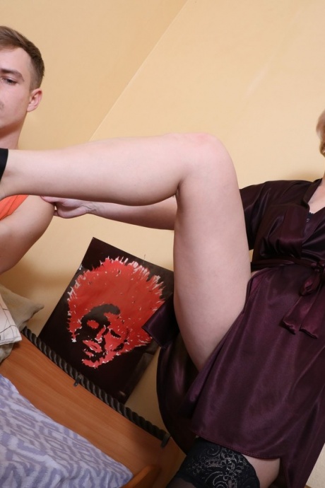 Грудастая зрелая дама соблазняет своего зятя, показывая голое бедро в чулках 4