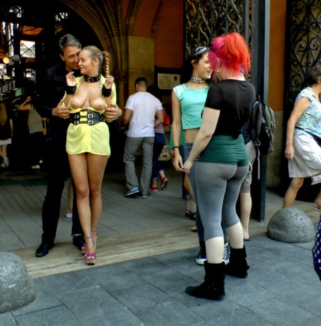 Грудастая блондинка вынуждена обнажаться на публике перед публичными половыми актами 4