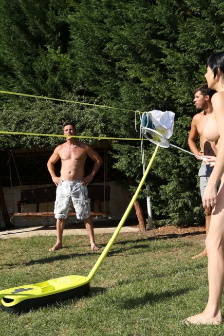 Антония Сайнс участвует в групповом сексе после игры в бадминтон на открытом воздухе 1