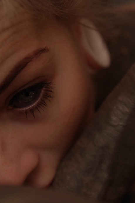 Блондинка с модификатором тела играет со своей киской после межрасового минета 4