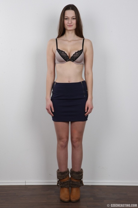 Длинноволосая девушка снимает с себя всю одежду, чтобы позировать в обнаженном виде 4