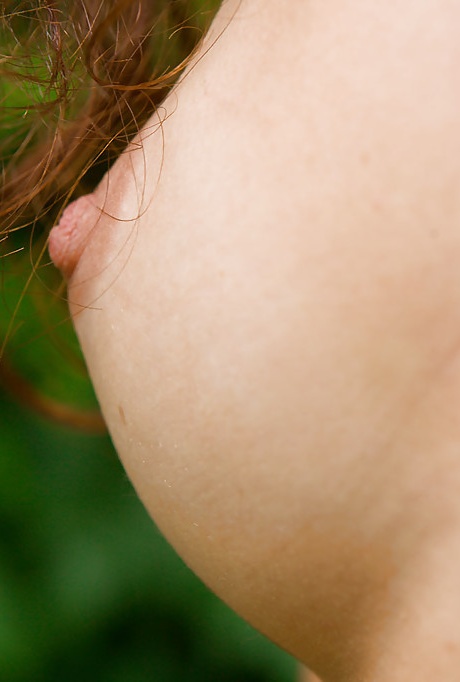 Миниатюрная любительница Марла раздевается догола на открытом воздухе, чтобы доставить удовольствие волосатой вагине 10