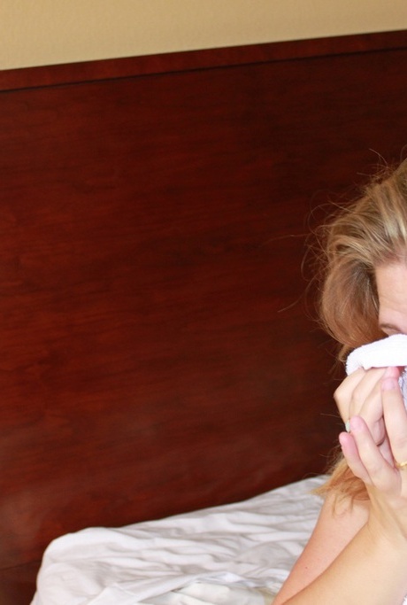 Толстая блондинка, занимающаяся групповухой, получает камшот на лицо после секса ММФ 20