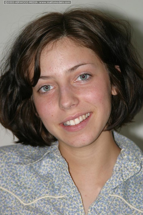 Брюнетка любительница Нико пальчиком раздвигает свою подстриженную киску после раздевания на кровати 1