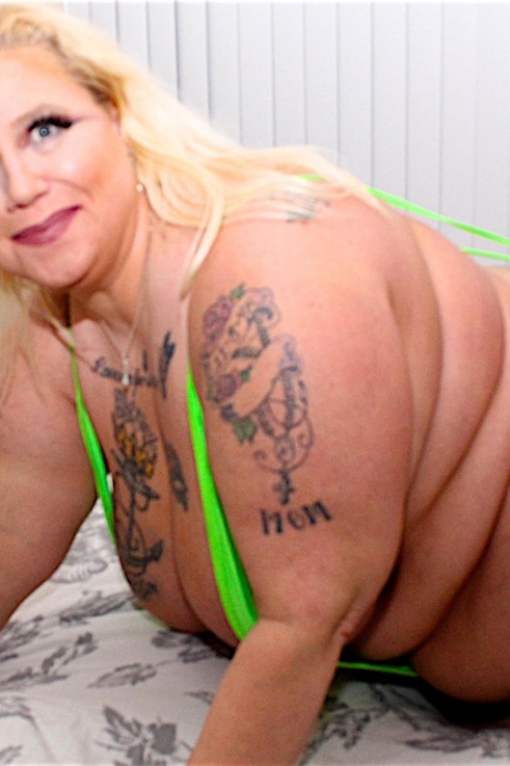 Толстая блондинка-любительница показывает свою огромную задницу на кровати в бикини v-образной формы 1