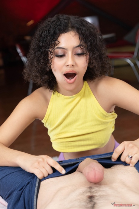 Негритянская милашка с вьющимися волосами Дэни Диас раздевается перед сексом от первого лица 7