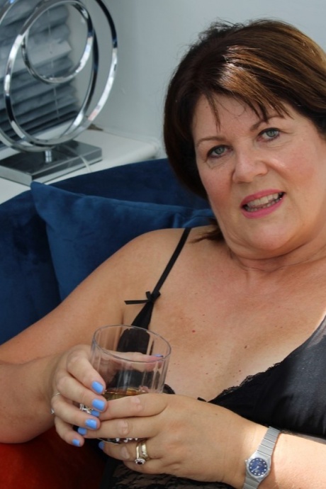 Зрелая толстушка раздвигает пальчиком свои половые губки, моделируя нижнее белье 11