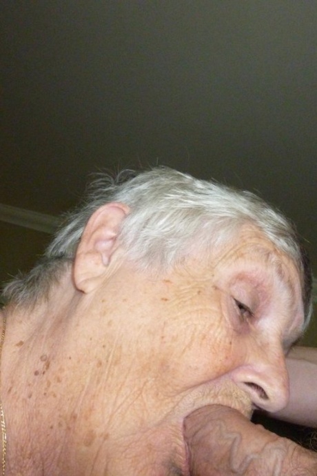 Возбужденная старая бабуля Либби снимает атласное белье, чтобы заполнить лицо и киску членом 17