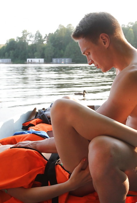 Два парня берут симпатичную девушку Анну Тейлор на лодку и трахают ее там 6