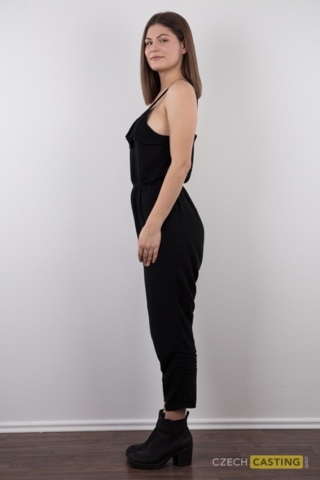 Брюнетка Тереза стоит обнаженной во время своего дебюта в обнаженном виде, прежде чем сесть 4