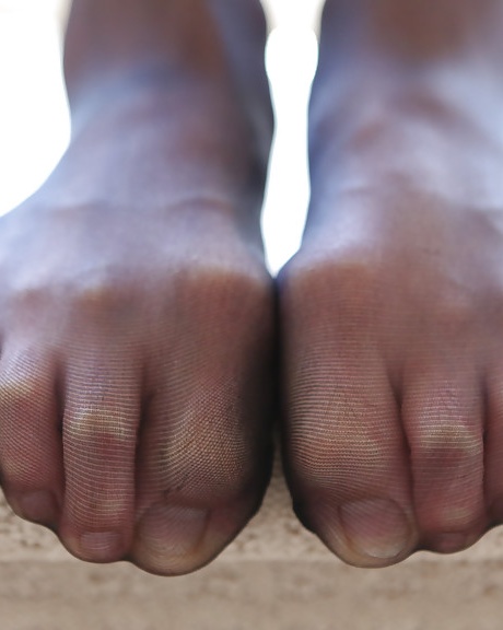 Сцена фут-фетиша крупным планом показывает брюнетку с тугой попкой Эмили Грей 3