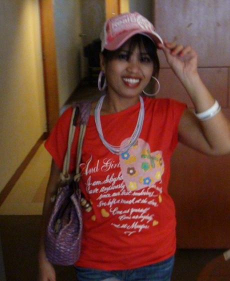 Азиатская любительница получает сперму в открытый рот после того, как отсосала член в бейсболке 3