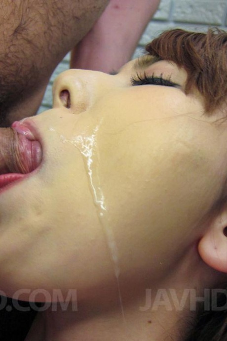 Японская цыпочка Юи Хатано мастурбирует до и после отсасывания члена 12