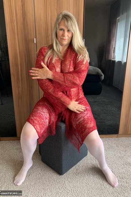 Зрелая блондинка-любительница сладкой Сузи снимает халат, чтобы позировать обнаженной в белых чулках 2