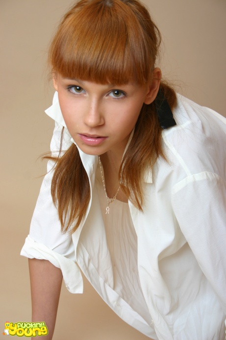 Соблазнительная рыжеволосая красотка позирует своим горячим подростковым телом в обнаженном виде совершенно одна 5