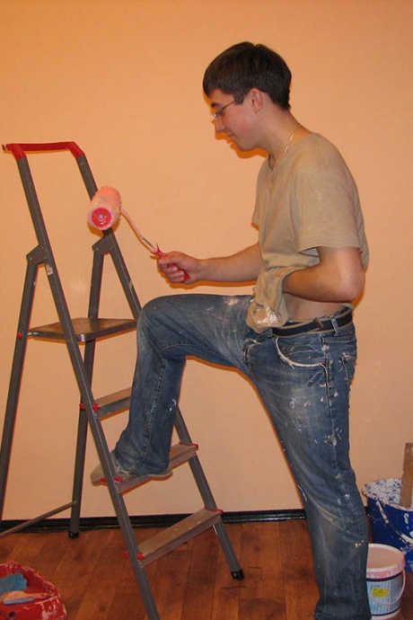 Сеанс покраски дома приводит к ММФ сексу для этих возбужденных подростков 1