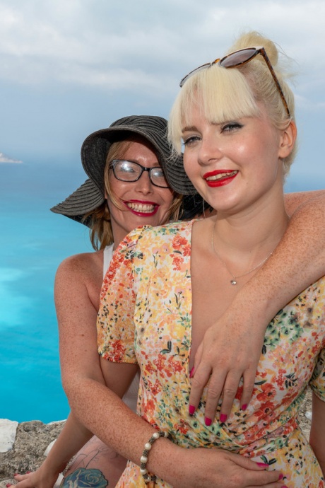 Женщины постарше и помоложе открывают для себя радости лесбийского секса во время поездки на пляж 2