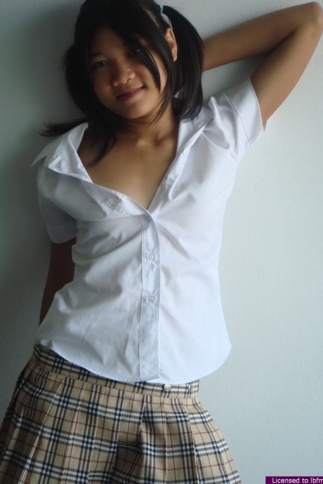 Азиатка снимает свою школьную одежду, чтобы обнажить свою безволосую киску 6