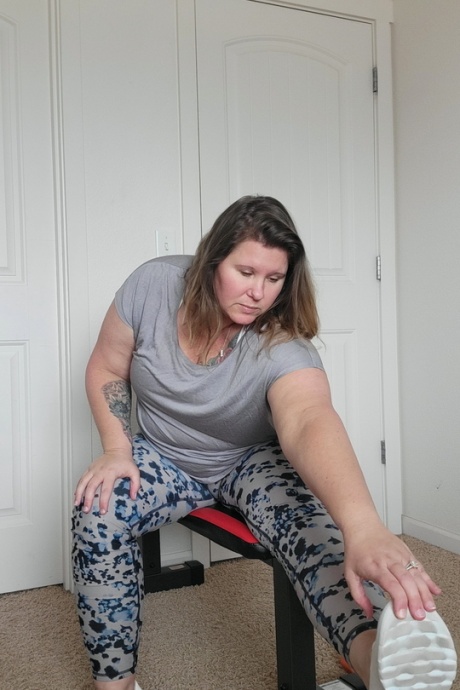 Тучная любительская грудастая Крис Энн раздевается догола во время тренировки дома 8