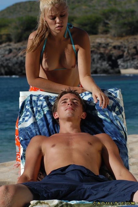 Знойная блондиночка с задорными сиськами делает минет и трахается на пляже 1